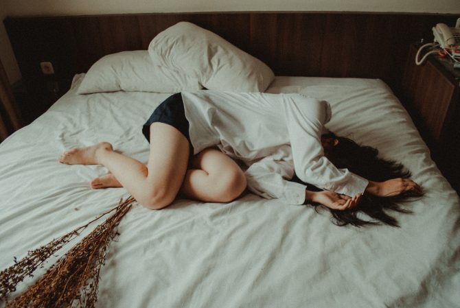 seasonal depression, girl lying in bed